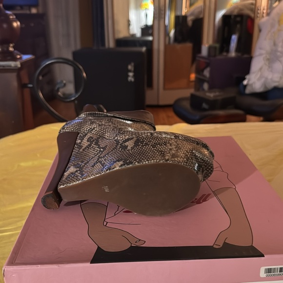 Wedge snake boot, back zipper. Slight imperfections on right back - Picture 5 of 8